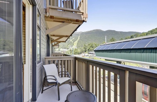 Stowe Area Condominio | Stowe Mountain Lodge Ridgeline Studio - estacionamiento con valet de cortesía