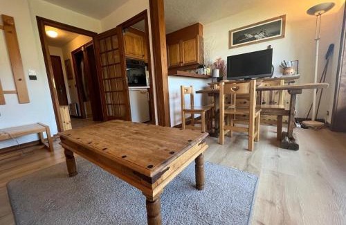 Le Planellet Apartamento | Studio 4 pers - Balcon - Proximité pistes et golf - TV - Garage - Animaux OK - Tennis en été - FR-1-453-82
