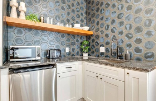 Lockerbie Square Apartamento | Studio 500: Downtown Gem + Free Parking & Pets OK!