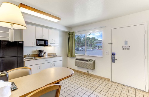 Kissimmee Hotel | Studio 6 Kissimmee, FL - Orlando