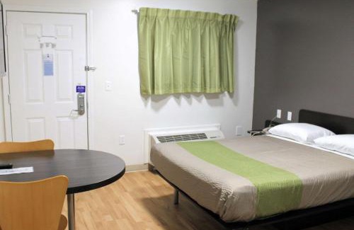 Savannah Hotel | Studio 6-Savannah, GA