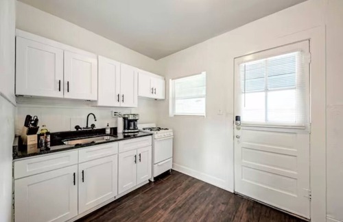 West Campus Apartamento | Studio-9, near Zilker/UT/SXSW/Parking Included!