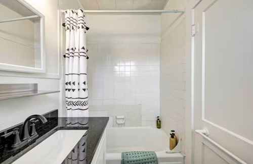 West Campus Apartamento | Studio-9, near Zilker/UT/SXSW/Parking Included!