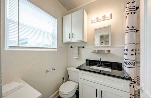 West Campus Apartamento | Studio-9, near Zilker/UT/SXSW/Parking Included!