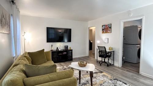 Crestline Heights Apartamento | Studio A- Travel, work and play only minutes away