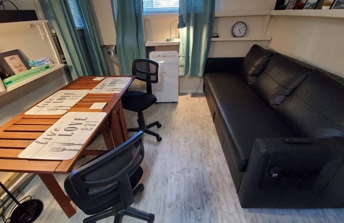 Aloha Apartamento | Studio across from Food Trucks of Aloha Mall!