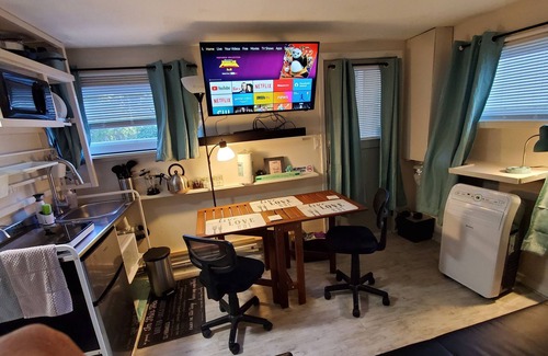 Aloha Apartamento | Studio across from Food Trucks of Aloha Mall!