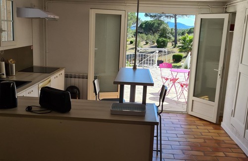 Roquebrune-sur-Argens Apartamento | PROMOCION SEPTIEMBRE: 65 € / NOCHE ESTUDIO EN VILLA CON PISCINA ROQUEBRUNE / ARGENS