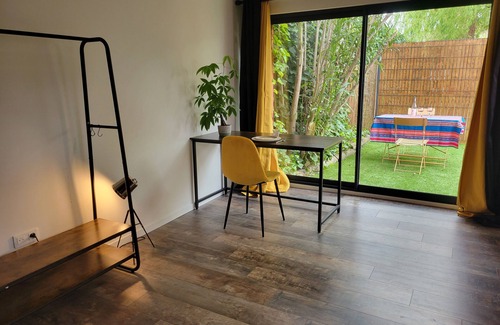 Sarrians Apartamento | Studio Aménagé Avec Jardinet au Calme