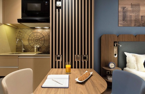 Gambetta Apartamento | Studio and Deluxe 1 Bedroom Joined In La Défense
