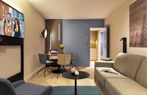 Gambetta Apartamento | Studio and Deluxe 1 Bedroom Joined In La Défense
