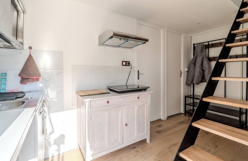 Sens-de-Bretagne Apartamento | Apartamento-estudio 'Les Mesliers' con terraza compartida, jardín compartido y Wi-Fi