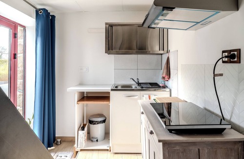 Sens-de-Bretagne Apartamento | Apartamento-estudio 'Les Mesliers' con terraza compartida, jardín compartido y Wi-Fi