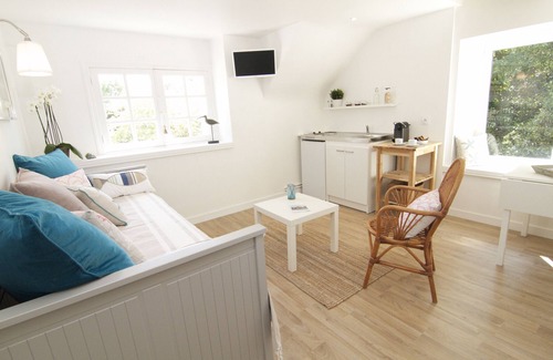 Clohars-Carnoet Apartamento | Apartamento estudio 'Villa Prat Bras - Vue Mer' con vistas al mar, jardín compartido y Wi-Fi