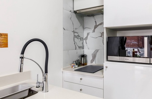 Palmela Apartamento | Studio Apartment "Chalé Do Vale - Black and White" with Shared Pool, Private Terrace & Wi-Fi