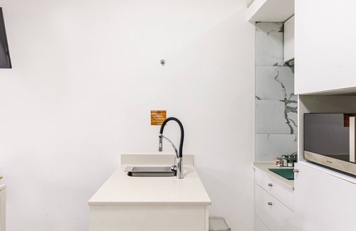 Palmela Apartamento | Studio Apartment "Chalé Do Vale - Black and White" with Shared Pool, Private Terrace & Wi-Fi