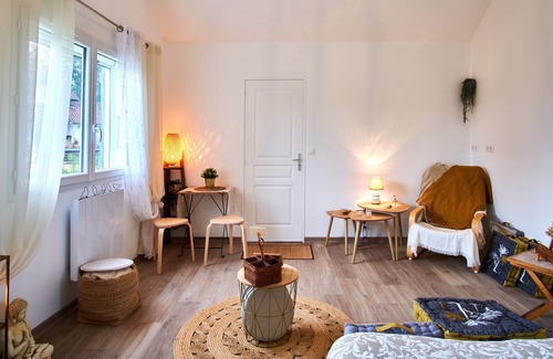 Moirans Apartamento | Apartamento estudio 'Home Just Be' con Wi-Fi y jardín