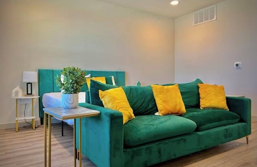 Sherman Apartamento | Studio apartment in great location with pool, gym, washer/dryer, WiFi