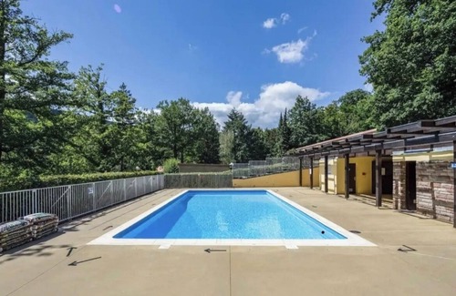 Klingenthal Apartamento | Studio apartment in the heart of nature with shared pool and playground