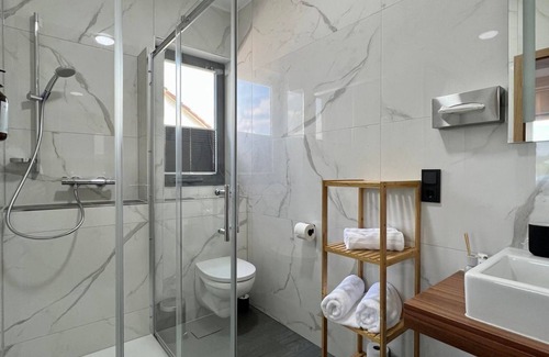 Weiskirchen Apartamento | Studio Apartment - JUNIPRO Hotel Schinderhannes
