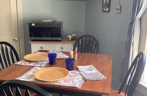 Lincolnville Apartamento | Studio Apartment on lake near Camden, Maine.