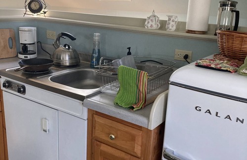 Lincolnville Apartamento | Studio Apartment on lake near Camden, Maine.