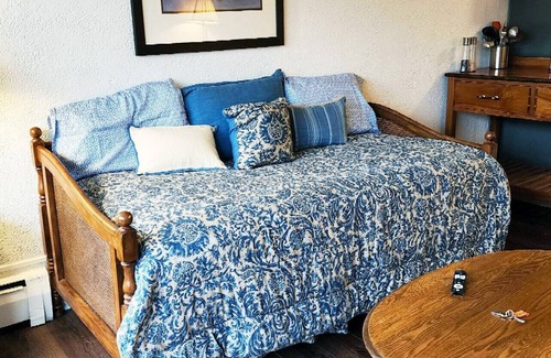 Queens Apartamento | Studio Apartment on Tree-lined Street 2 minutes from Railroad and Restaurants