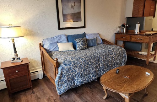 Queens Apartamento | Studio Apartment on Tree-lined Street 2 minutes from Railroad and Restaurants