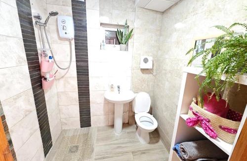 Lady Margaret Apartamento | Studio apartment, TV, WiFi Kitchen Parking, Wembley Elizabeth Line