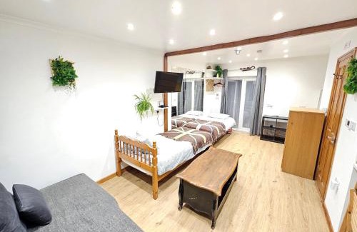 Lady Margaret Apartamento | Studio apartment, TV, WiFi Kitchen Parking, Wembley Elizabeth Line