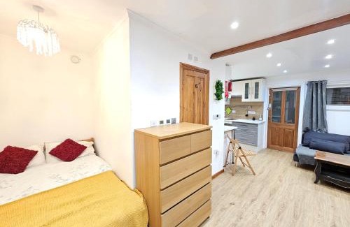 Lady Margaret Apartamento | Studio apartment, TV, WiFi Kitchen Parking, Wembley Elizabeth Line