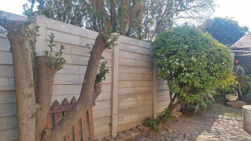 Germiston Apartamento | Studio apartment, water backup, 12 min from OR Tambo
