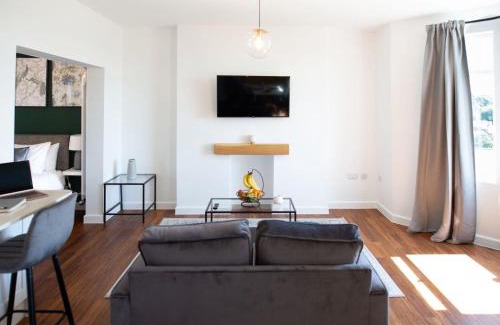 Newport Apartamento | Studio Apartment with 65" Smart TV