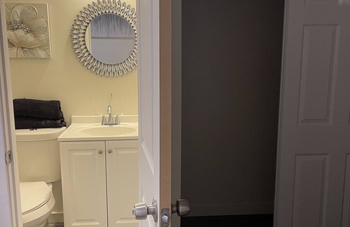 The Colony Apartamento | Studio Apt, private entrance, free Wi-Fi & parking!