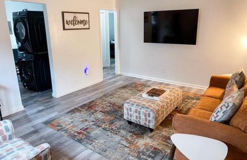 Crestline Heights Apartamento | Studio B -Cozy home mins from Airport, Uptown and Downtown