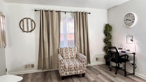 Crestline Heights Apartamento | Studio B -Cozy home mins from Airport, Uptown and Downtown
