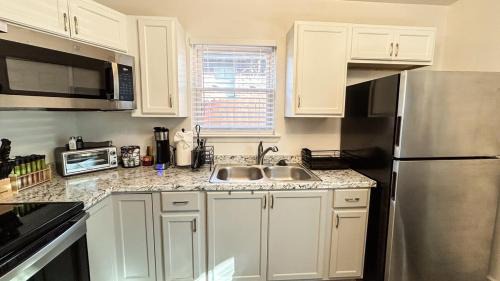 Crestline Heights Apartamento | Studio B -Cozy home mins from Airport, Uptown and Downtown