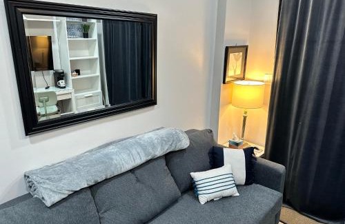 Wayne Apartamento | Studio, Beautiful & Convenient Downtown Devon