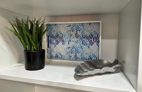 Wayne Apartamento | Studio, Beautiful & Convenient Downtown Devon