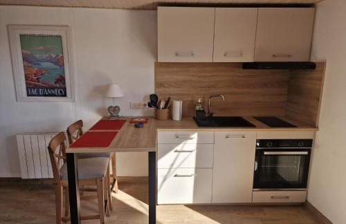 Poisy Apartamento | Studio Bellevue appart indépendant rénové 2024 piscine parking proche centre Annecy