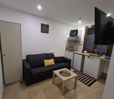 Neuilly-sur-Marne Apartamento | Studio bien équipé et indépendant avec véranda commune