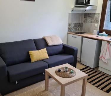 Neuilly-sur-Marne Apartamento | Studio bien équipé et indépendant avec véranda commune