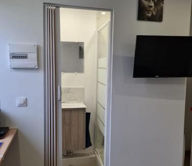 Neuilly-sur-Marne Apartamento | Studio bien équipé et indépendant avec véranda commune