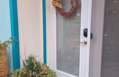 Elora Apartamento | Studio Blue tiny home retreat- quick walk to town, quiet, serene get away!