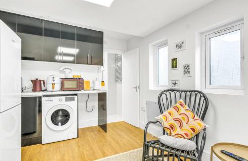 Hendon Apartamento | Studio Bungalow - sleeps 3, Easy Bus to Wembley Stadium, Parking, Coffee, Snacks
