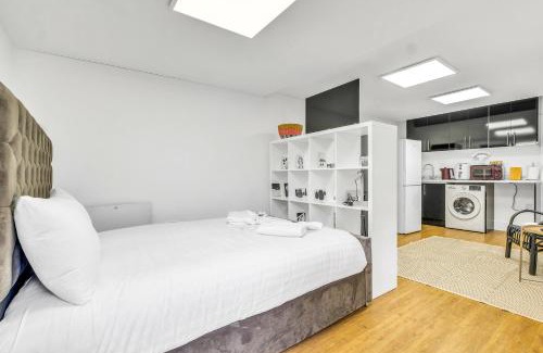 Hendon Apartamento | Studio Bungalow - sleeps 3, Easy Bus to Wembley Stadium, Parking, Coffee, Snacks
