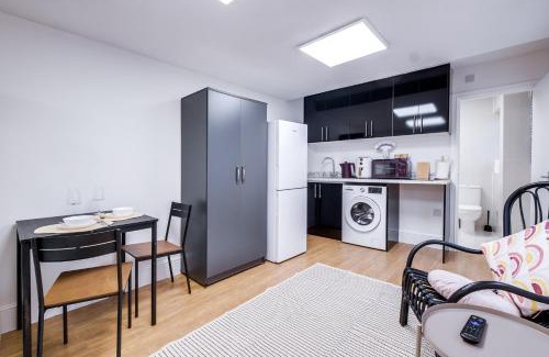 Hendon Apartamento | Studio Bungalow - sleeps 3, Easy Bus to Wembley Stadium, Parking, Coffee, Snacks