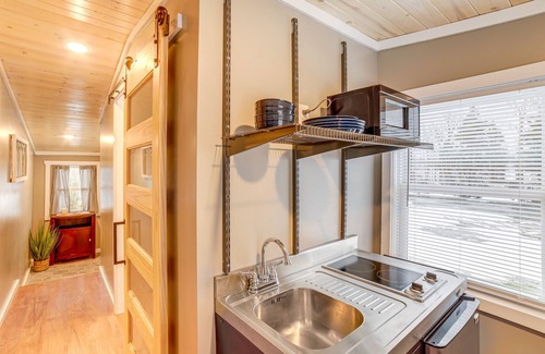 Holland Apartamento | Cozy Holland Studio w/ Deck Near Lake Michigan!