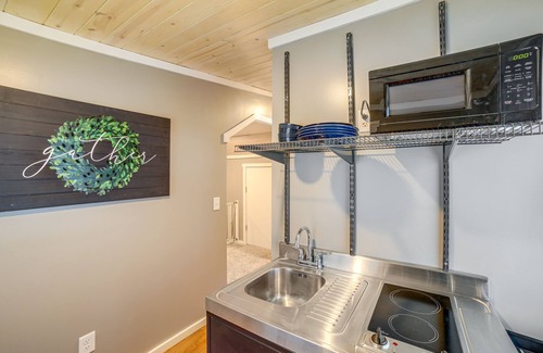 Holland Apartamento | Cozy Holland Studio w/ Deck Near Lake Michigan!