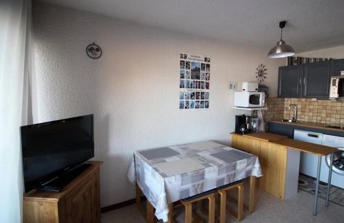 Auris Apartamento | Studio cabine 4 personnes au pied des pistes avec balcon et parking - Auris en Oisans - FR-1-297-282